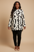 Crème zwarte abstracte blouse - voorkant model
