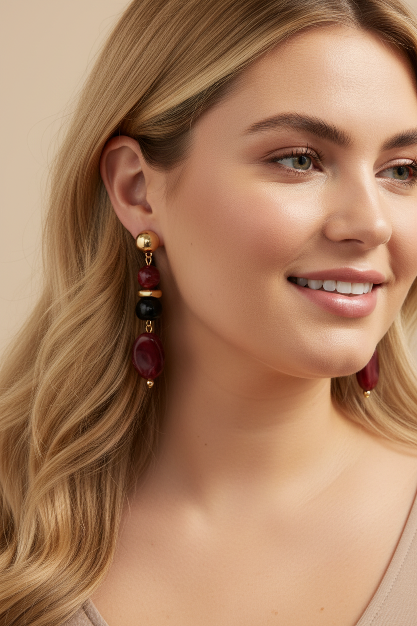 Statement oorbellen bordeaux goud - close-up