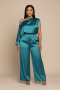 Turquoise satijnen set met one-shoulder top - voorkant