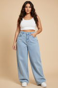 Lichtblauwe ultra wide baggy jeans - voorkant model