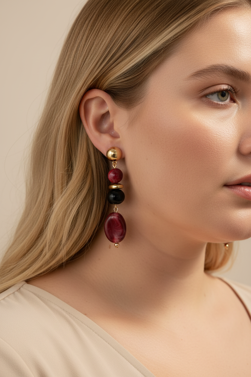 Statement oorbellen bordeaux goud - portret