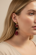 Statement oorbellen bordeaux goud - portret